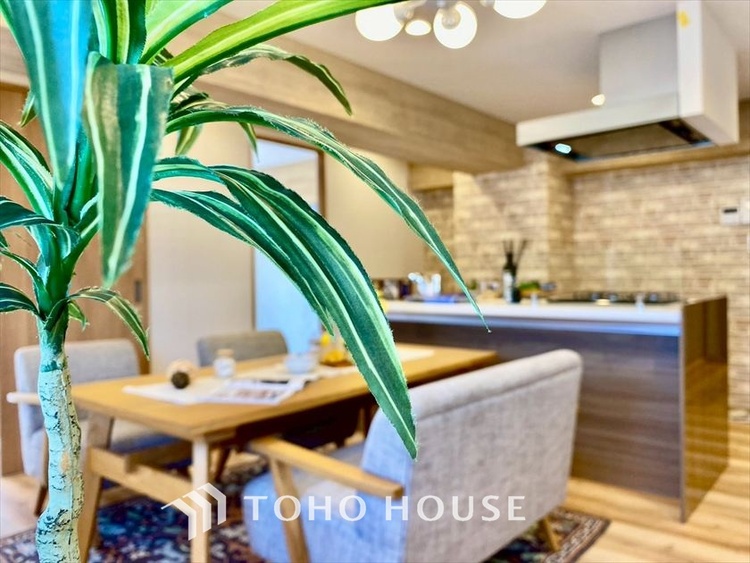 内装 【LIVING】◆扉を◆開くとこの景色。家族の”おかえり”の声が聞こえてきそう。