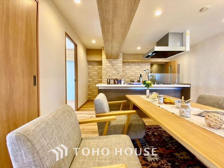 内装 【LIVING】◆住む喜び、感動◆を君と共有したい。いつまでもずっと家族を見渡せるこの広い空間で。