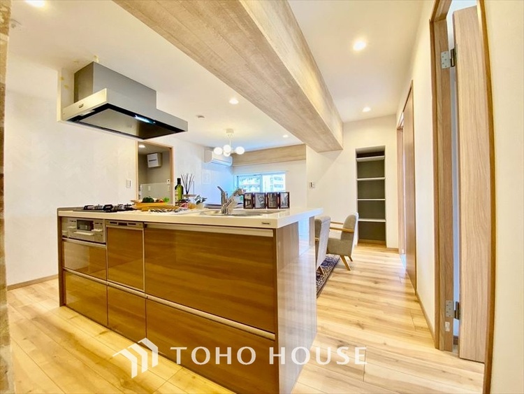 キッチン 【KITCHEN】◆ワクワク◆開放的で機能性も高いシステムキッチン。お子様は毎日のご飯にワクワク