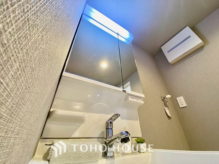 洗面 【WASHROOM】◆快適◆煌びやかな暮らしの中にも忘れたくない快適さ。大きな収納が助けてくれます。