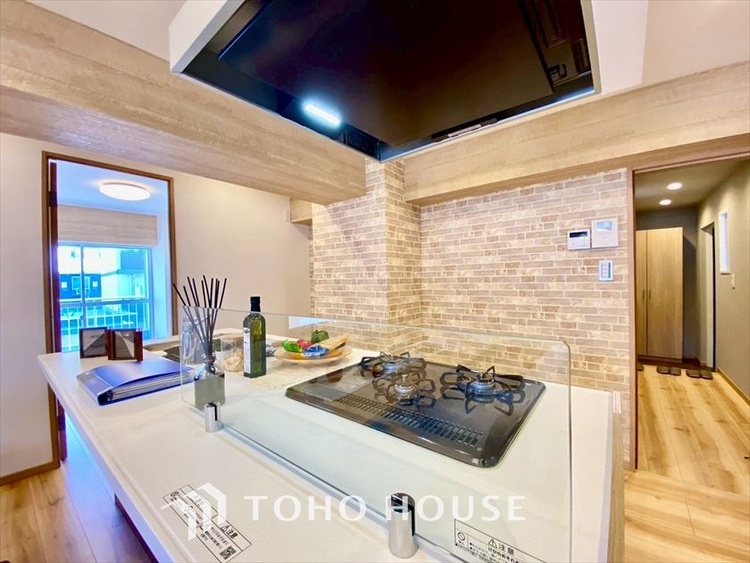 その他 【KITCHEN】◆開放的◆後片付けが楽なシステムキッチン。収納スペースの充実！