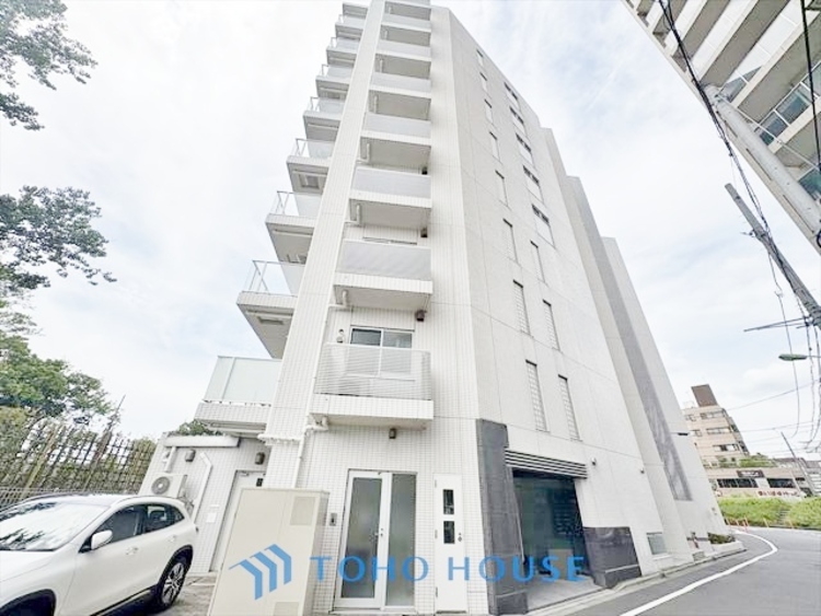 外観 ◆サンサンと◆差し込む太陽の光がこのリビングに笑いをもたらす。ソファの上のクッションがポカポカした暖気にぬくぬくと微睡んでいる。