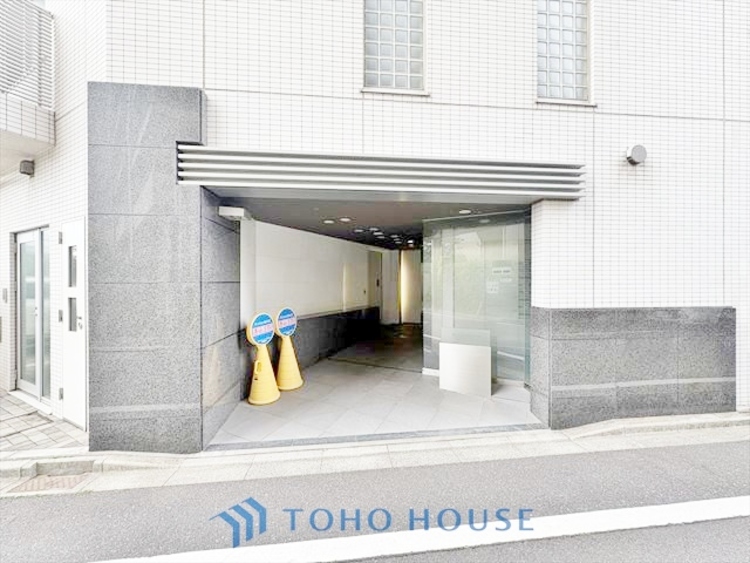 エントランス ◆居心地のいい暮らし◆には欠かせない眩い採光。ゆったりとした幅の窓からこの空間に降り注ぐ採光が絶えない。明るいリビングこそ居心地のいい暮らしが待っているのだと思う。