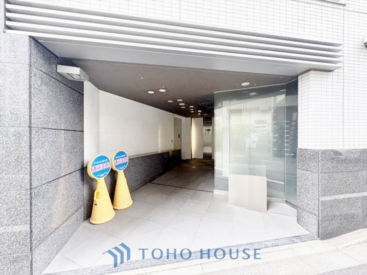 エントランス ◆時を忘れる場所◆ここにはみんなが集い、食事と楽しい会話が始まる。話に夢中になりすぎて、ついつい時を忘れ夜半過ぎになってしまう。そんな束の間の幸せを感じさせてくれる場所でありたい。