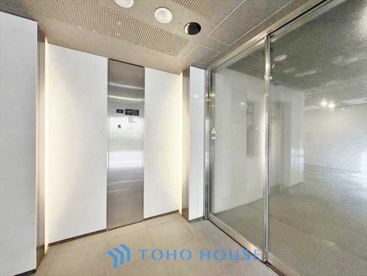 エントランス ◆窓を開けると◆冷涼な風、そよぐリビング。だんらんの場所はここから始まり、ここで終わる。家族の笑顔が集う素敵な場所だから、こだわり抜いた思いが詰まっているのだと思う。