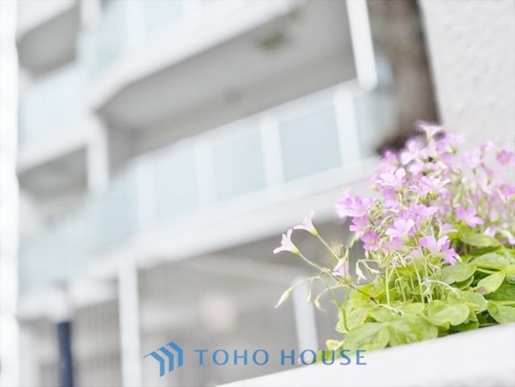 その他 ◆結ばれた◆玄関ドアを開けるとリビングから聞こえる小走りの足音。靴を脱ぎかけ目の前に立つ君の瞳と交差する。君は微笑みその刹那に心奪われる。佇む僕と君の間に赤い糸が結ばれた。