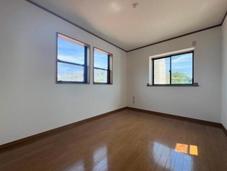 内装 ●〇採光、通風が心地よいお部屋です。お子様部屋にも、お父さんの書斎にも、どんな目的でも心地よくお使いいただけるようなデザインになっている為、家族構成の変化にも柔軟に対応できる居室となっております　〇●