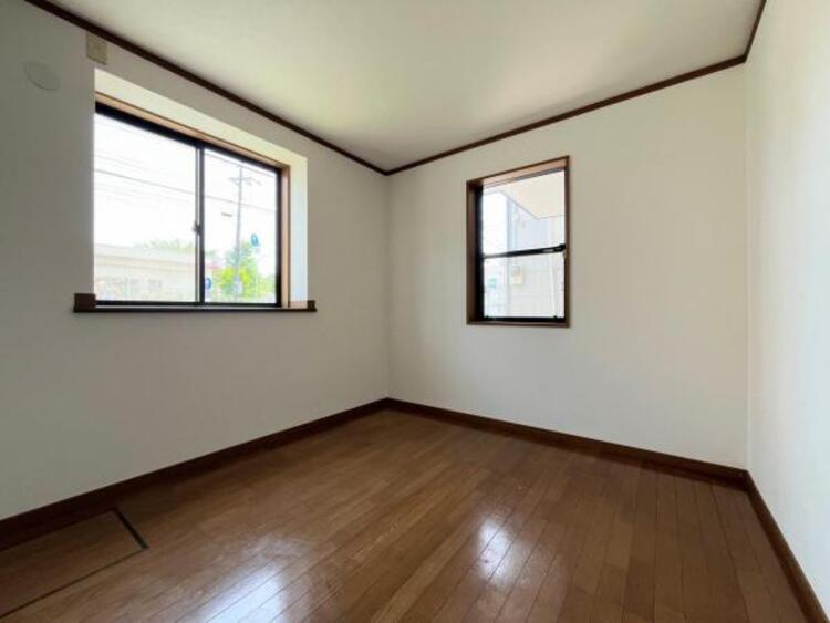 内装 ●〇採光、通風が心地よいお部屋です。お子様部屋にも、お父さんの書斎にも、どんな目的でも心地よくお使いいただけるようなデザインになっている為、家族構成の変化にも柔軟に対応できる居室となっております　〇●