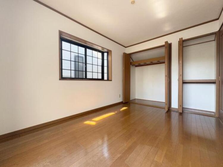 内装 ●〇全居室にクローゼットを完備！普段使いのお洋服や小物はもちろん、季節物のお洋服などもしっかりと整理整頓おしまい頂けます。整理整頓は床に物を置かない所から。居室空間をより広く隅々まで使用できます　〇●