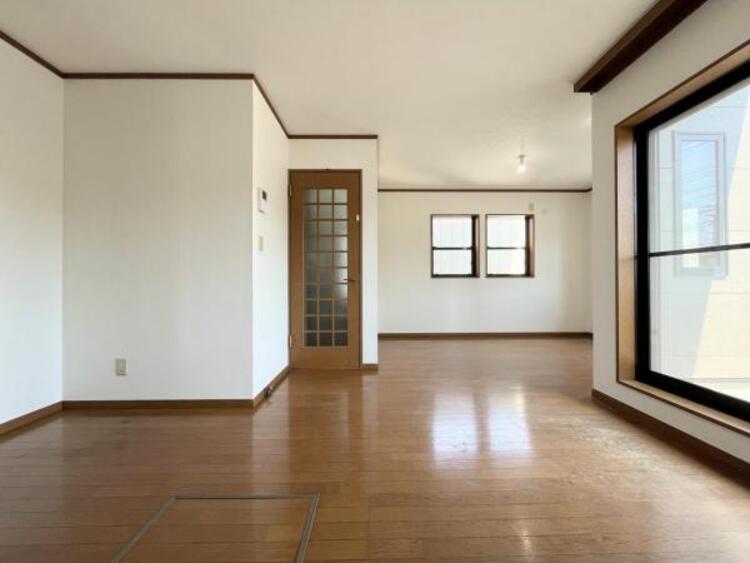 その他 ●〇オープンでのびやかな空間を生み出す、こだわりの広がりとゆとり。家族と過ごす時間を大切にしたい方にぴったりの明るくゆとりある住空間です。南側の窓からの日差しがリビングの中までしっかりと届きます　〇●