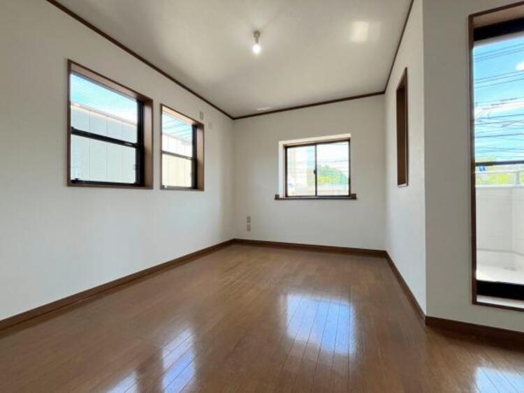 居間 ●〇家族の思いを抱きながら、平和であることに感謝したくなる悠久の時。あたかかく感じるのは、陽当りだけではなかった！広く和やかに暮らせる空間と家族の存在が胸にジーンと響きわたる。理想の住まいがここに〇●