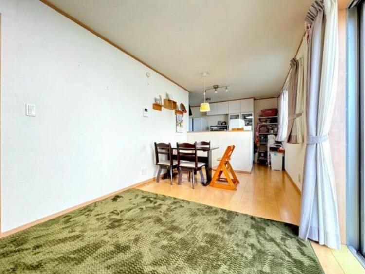 居間 広々使えるリビングは家族団らん憩いの空間です