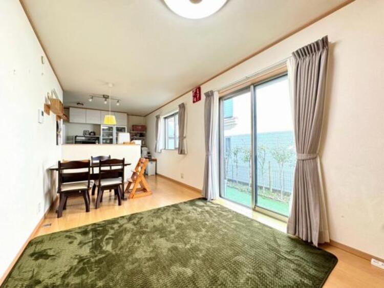 居間 売主様は室内とてもきれいにお使いです