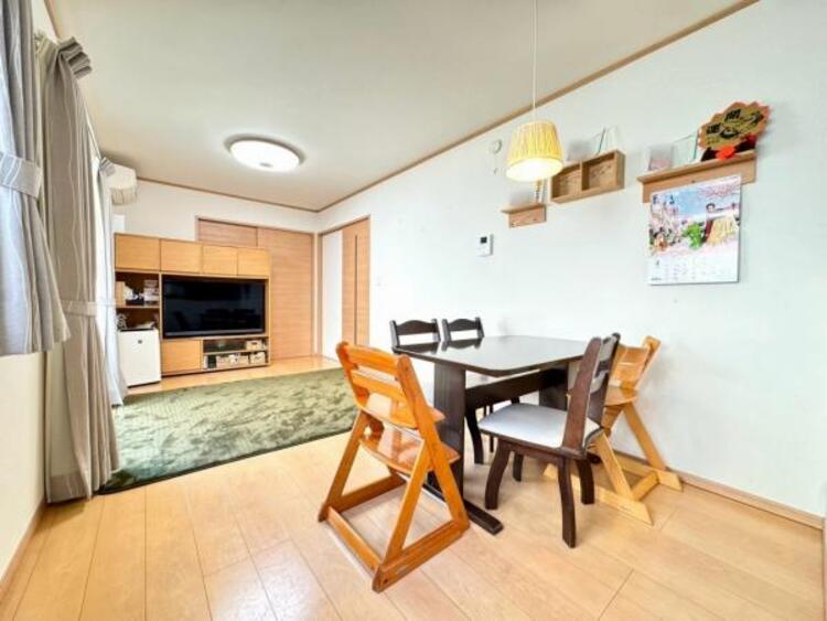 居間 ダイニングテーブルを置いても広々しています