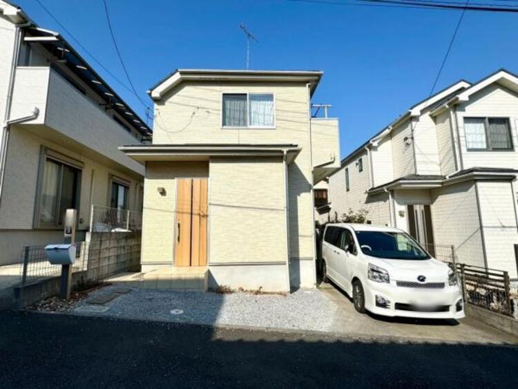 外観 南ひな壇で陽当たり良好。前面道路も広く駐車もしやすいです