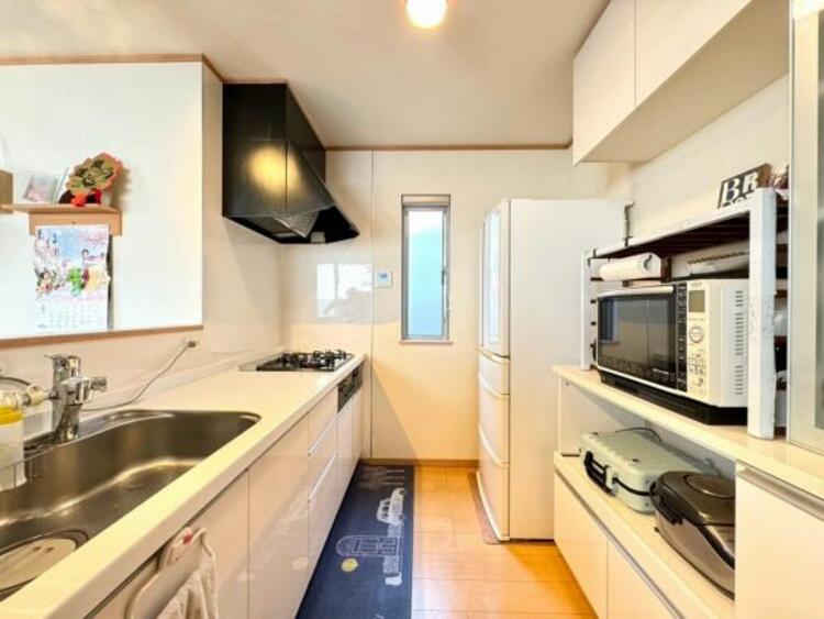 キッチン キッチンも背面のカップボードも同系色の明るい色で気分も明るく楽しくお料理できちゃいますね