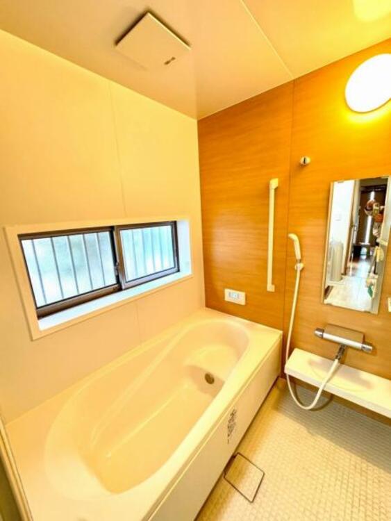 風呂 温かみのあるライトがお風呂に浸かって一日の疲れを癒してくれます