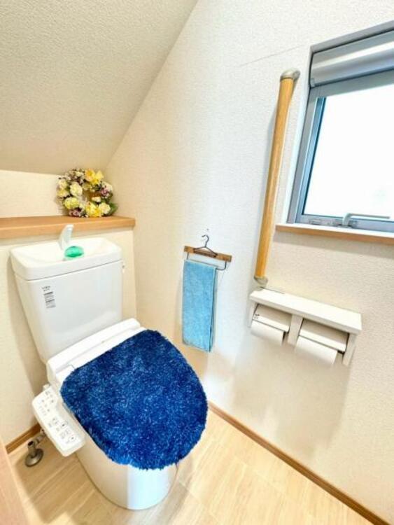 トイレ 窓もあり換気の行き届いたトイレ