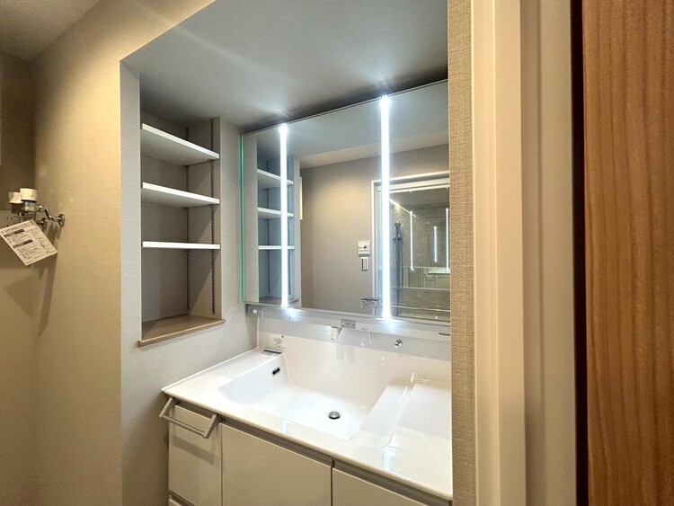 その他 清潔感を感じられる洗面化粧台。