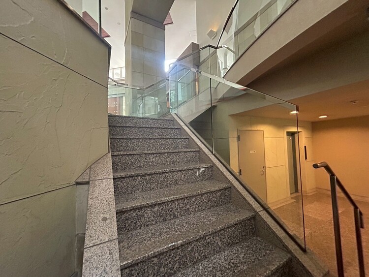 その他 共用部の階段です。明るく清潔に管理されています。