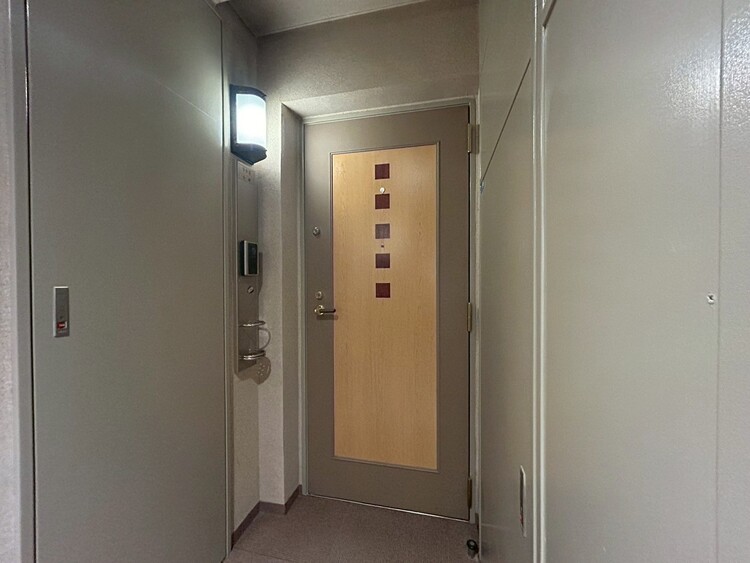 その他 スタイリッシュなエンブレム。お洒落なマンションは入り口から。