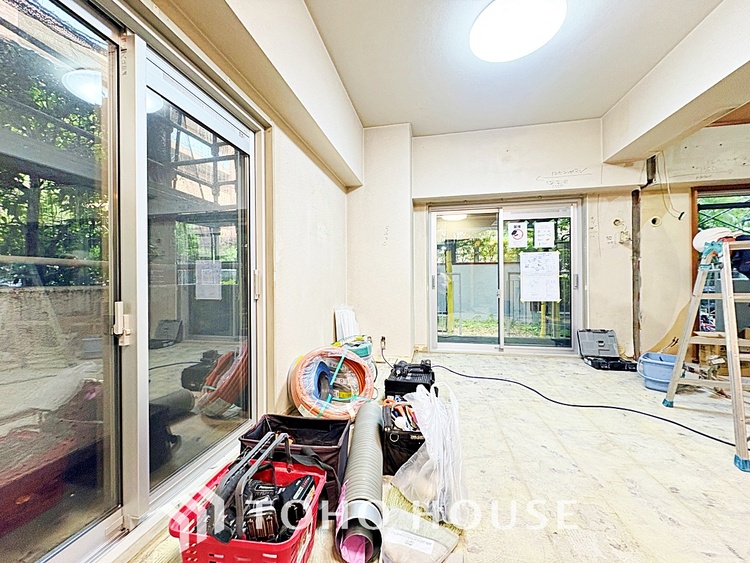 内装 【living】居心地のいい暮らしには欠かせない眩い採光。ゆったりとした幅の窓からこの空間に降り注ぐ採光が絶えない。明るいリビングこそ居心地のいい暮らしが待っているのだと思う。