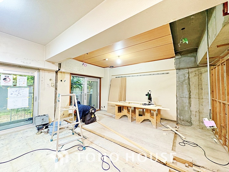 内装 風の通り道。舞い込んでくる風が優しく躍り、室内に爽やかな空気を運んでくる。そこに季節の息吹を感じて、いまがどんな季節なのかを実感する。