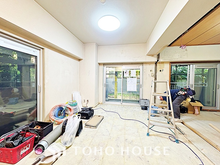 内装 ◆サンサンと◆差し込む太陽の光がこのリビングに笑いをもたらす。ソファの上のクッションがポカポカした暖気にぬくぬくと微睡んでいる。