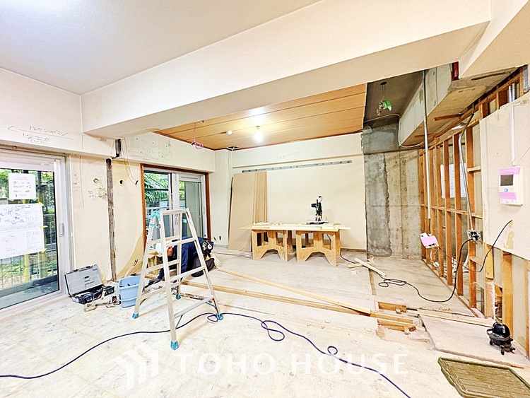 内装 使いやすく、明るい洋室に仕上がります。子供部屋や趣味のお部屋にご利用できます。ご自身で家具などを配置し、素敵な空間を創り上げられます。