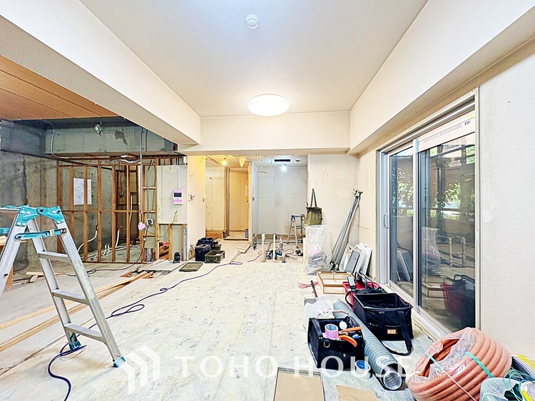 内装 ここはみんなが集い、食事と楽しい会話が始まる場所。話に夢中になりすぎて、ついつい時を忘れ、夜半過ぎになってしまう。そんな束の間の幸せを感じさせてくれます。