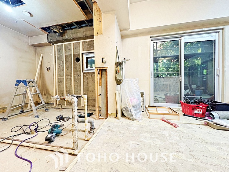 キッチン 手元の収納から、足元の収納までが全てスライド式で、奥のスペースまで有効に活用できます。奥まで上から見渡せるので、たまにしか使わない調理器具もサッと取出せます。