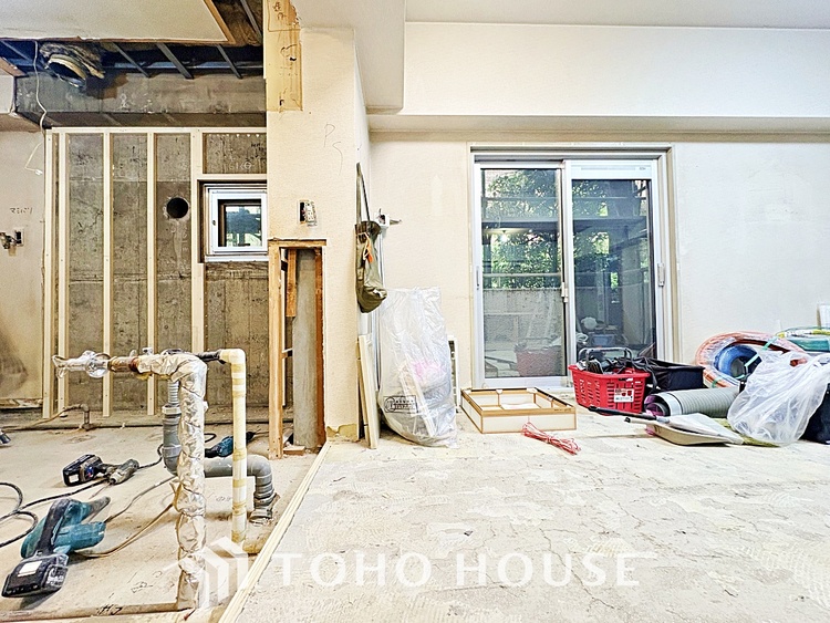 キッチン ◆愛育◆キッチンは家族の絆を育む大切な空間。シンプルで使い易いSystemKitchenで愉しく作る料理は愛情のある美味しいご馳走に。家族で使える広々としたダイニングキッチンです。