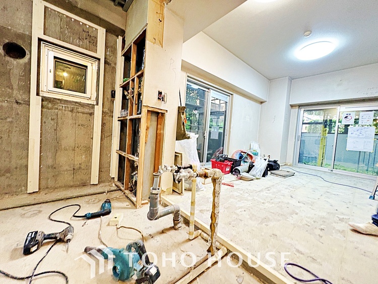 キッチン キッチンは家族の絆を育む大切な空間。シンプルで使い易いシステムキッチンで愉しく作る料理は愛情のある美味しいご馳走に。家族で使えるダイニングキッチンです。