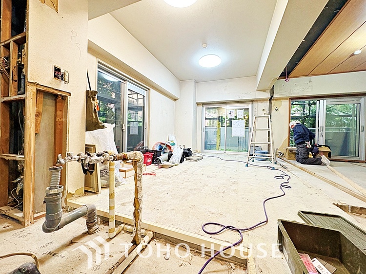 キッチン 広々としたキッチンのシンクは、料理の準備と片付けを楽にし、使いやすさを最大限に引き立てます。