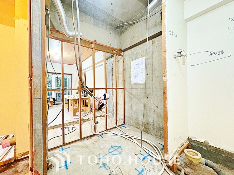 風呂 【浴室】《一日の疲れを落としてくれる場所は、落ち着く場所でなければならない》　高級感溢れるカラーと大きさ・柔らかな曲線で構成された半身浴も楽しめるバスタブが心地よさをもたらします。