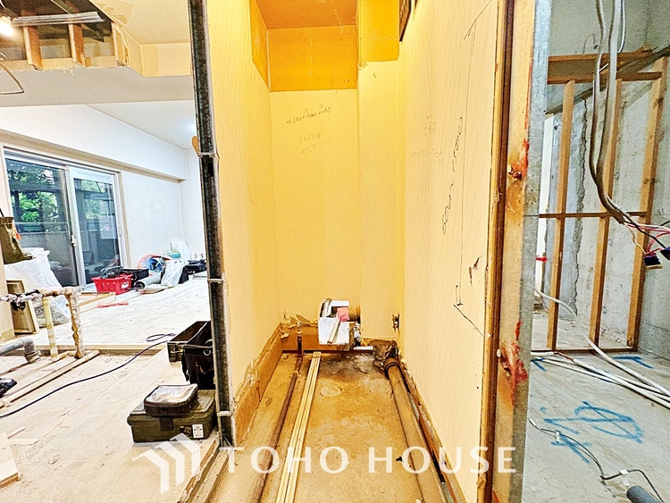 トイレ 清潔感あるホワイト調のクロスと温もり溢れるモダンカラーの床材が見事に調和した本邸宅は、毎日の生活を少しでも快適に過ごして頂ける様に落ち着いた雰囲気作りから行っています。