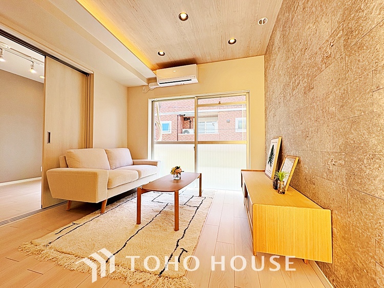 内装 【living】居心地のいい暮らしには欠かせない眩い採光。ゆったりとした幅の窓からこの空間に降り注ぐ採光が絶えない。明るいリビングこそ居心地のいい暮らしが待っているのだと思う。