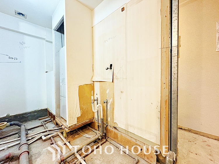 洗面 気持ちの良い朝をつくりだし、夕方には笑顔を取り戻させてくれるミラー。パウダールームはいつでも本来の自分を取り戻せる空間。明るく仕上げてあります。