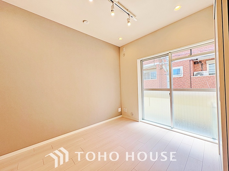 内装 【ROOM】感性を育むプライベートルームはシンプルでスマートな空間。好みの空間で読書をしたり、音楽を聞いたりと一人の時間も充実したものにできます。