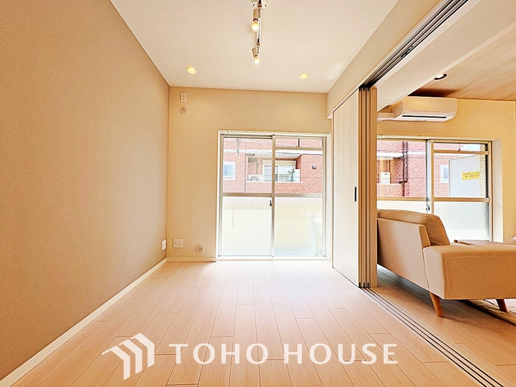 内装 風の通り道。舞い込んでくる風が優しく躍り、室内に爽やかな空気を運んでくる。そこに季節の息吹を感じて、いまがどんな季節なのかを実感する。