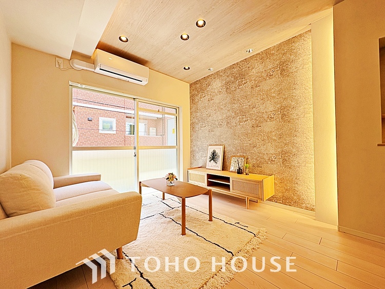 内装 叶えたかったのは落ち着きのあるナチュラルな風合い、そして開放感があるリビング。優雅な気分に浸れる幸せな時間を家族が自然と集まりたくなるこの空間で。