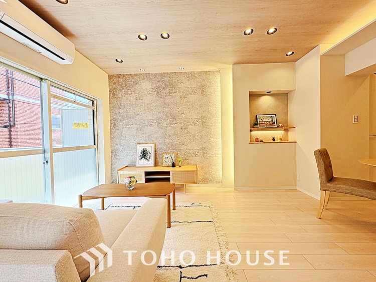 内装 ◆サンサンと◆差し込む太陽の光がこのリビングに笑いをもたらす。ソファの上のクッションがポカポカした暖気にぬくぬくと微睡んでいる。