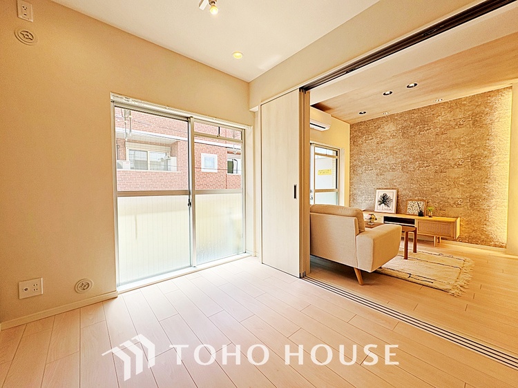 内装 使いやすく、明るい洋室に仕上がります。子供部屋や趣味のお部屋にご利用できます。ご自身で家具などを配置し、素敵な空間を創り上げられます。