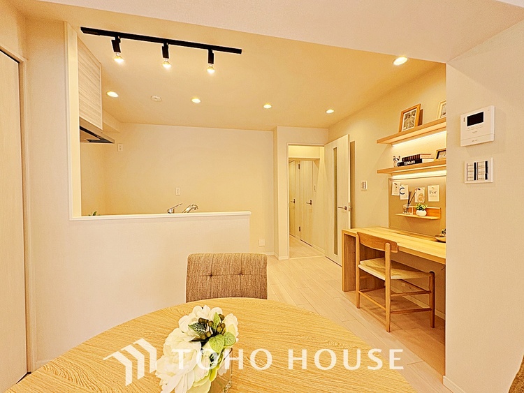 内装 ◆瀟洒な空間◆落ち着きのある彩が見事に調和させた瀟洒な空間を演出。ここに集まる家族の会話と笑顔が絶え間なく続く幸せな空間。