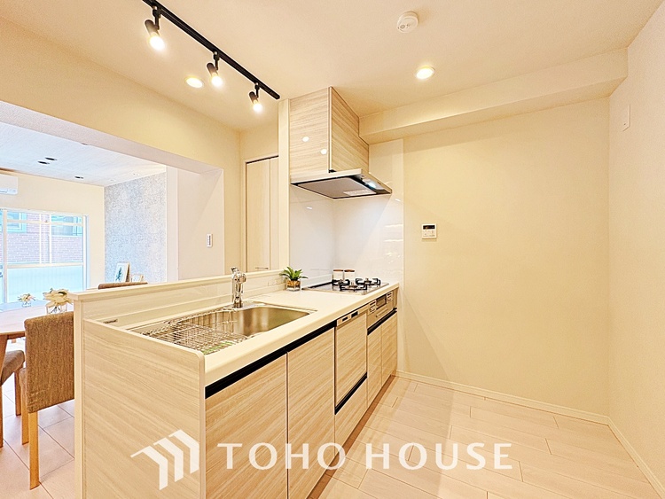 キッチン 手元の収納から、足元の収納までが全てスライド式で、奥のスペースまで有効に活用できます。奥まで上から見渡せるので、たまにしか使わない調理器具もサッと取出せます。