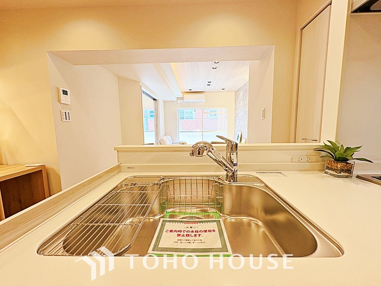 キッチン ◆愛育◆キッチンは家族の絆を育む大切な空間。シンプルで使い易いSystemKitchenで愉しく作る料理は愛情のある美味しいご馳走に。家族で使える広々としたダイニングキッチンです。