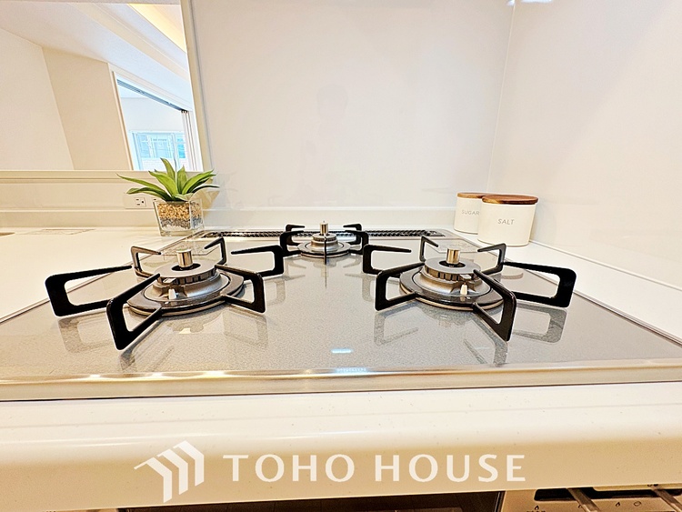 キッチン キッチンは家族の絆を育む大切な空間。シンプルで使い易いシステムキッチンで愉しく作る料理は愛情のある美味しいご馳走に。家族で使えるダイニングキッチンです。