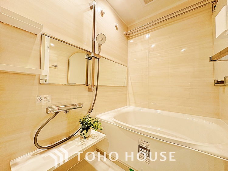 風呂 【浴室】《一日の疲れを落としてくれる場所は、落ち着く場所でなければならない》　高級感溢れるカラーと大きさ・柔らかな曲線で構成された半身浴も楽しめるバスタブが心地よさをもたらします。