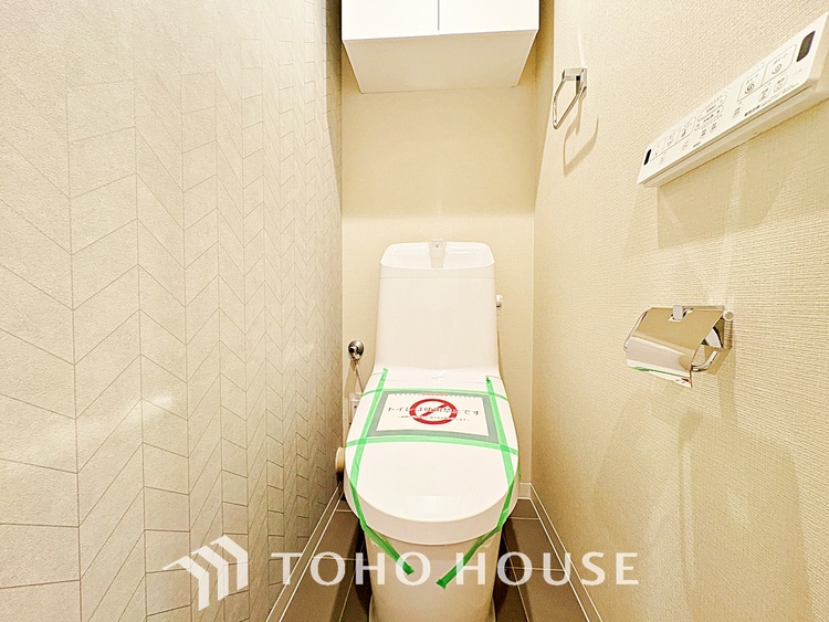 トイレ 清潔感あるホワイト調のクロスと温もり溢れるモダンカラーの床材が見事に調和した本邸宅は、毎日の生活を少しでも快適に過ごして頂ける様に落ち着いた雰囲気作りから行っています。