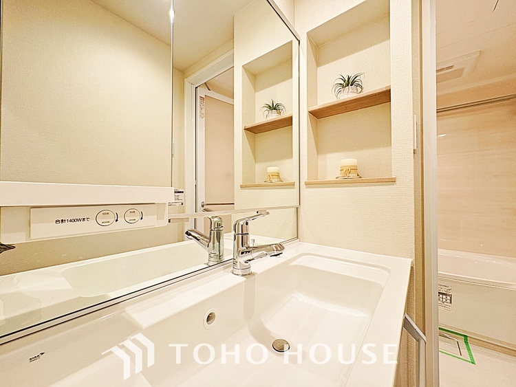 洗面 気持ちの良い朝をつくりだし、夕方には笑顔を取り戻させてくれるミラー。パウダールームはいつでも本来の自分を取り戻せる空間。明るく仕上げてあります。